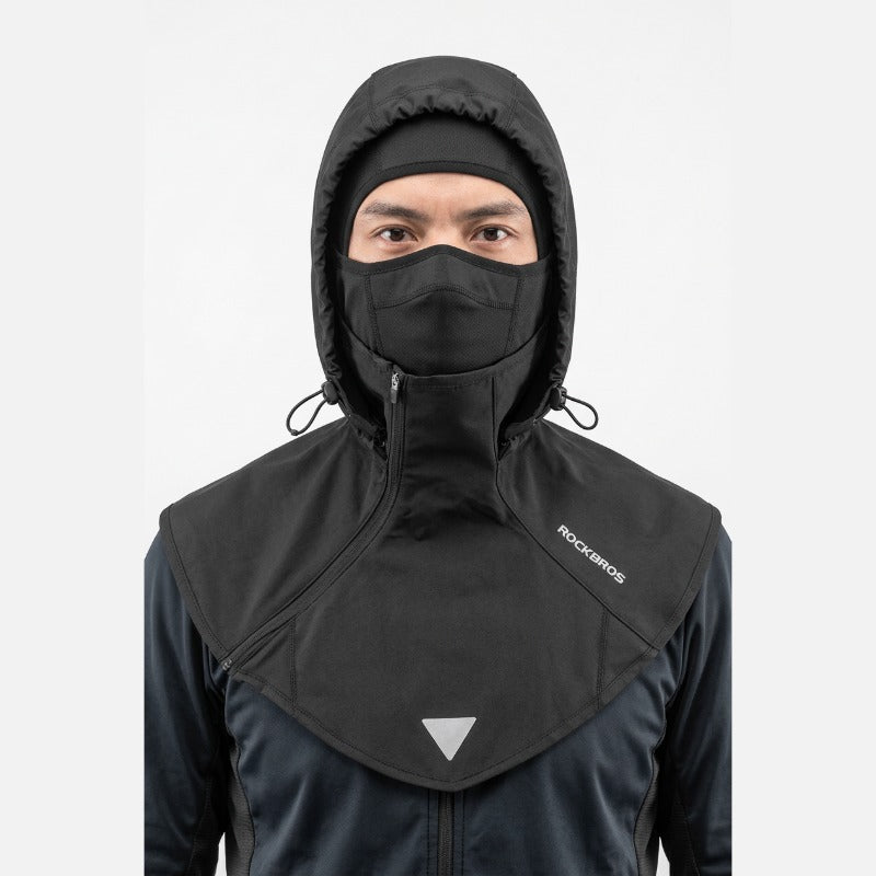 Capuche Cagoule Moto portée sur fond blanc