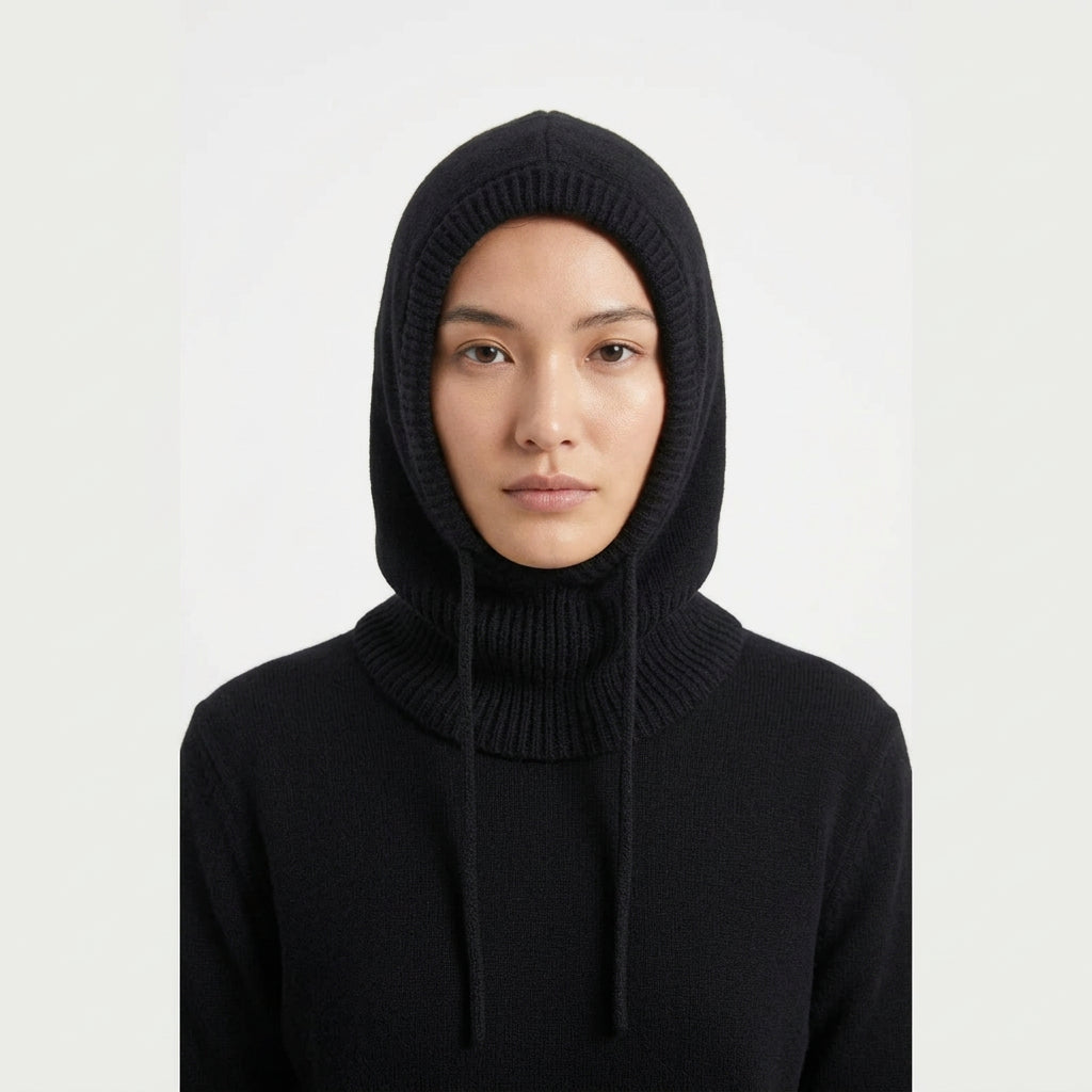 Capuche Cagoule Noire portée sur fond blanc