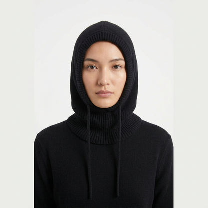 Capuche Cagoule Noire portée sur fond blanc