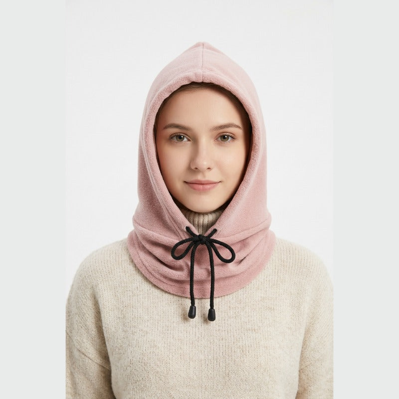 Capuche Femme portée sur fond blanc