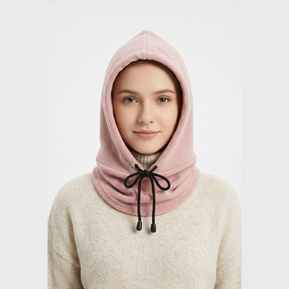 Capuche Femme portée sur fond blanc