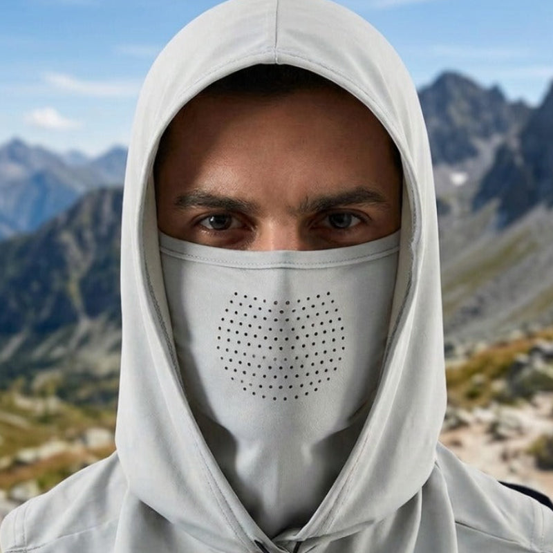 Capuche Homme Blanche portée en extérieur