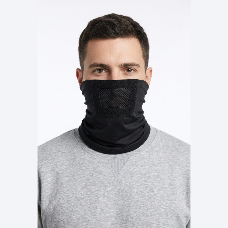 Masque Airsoft porté sur fond blanc